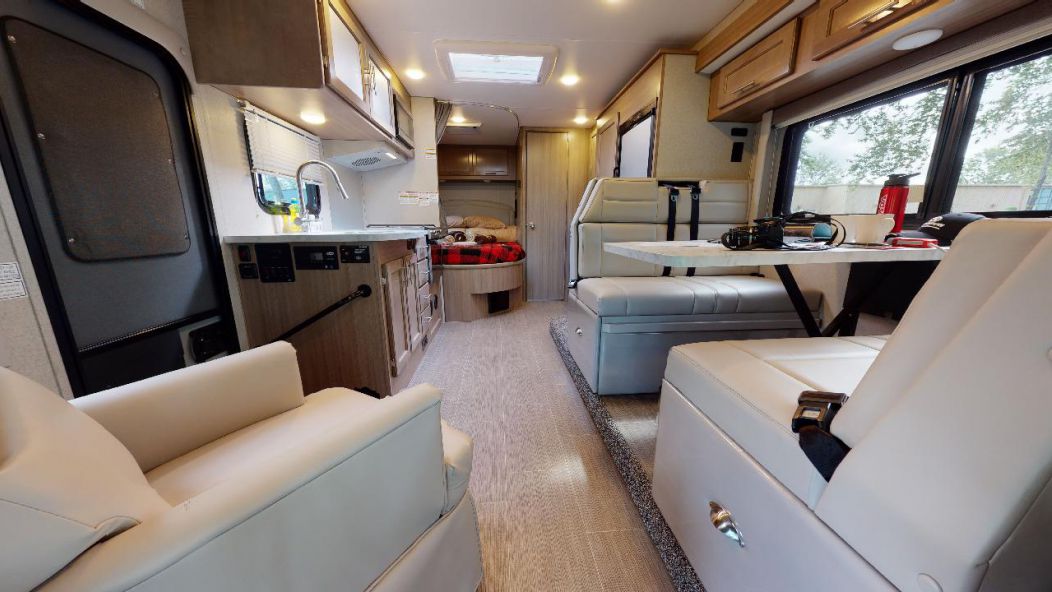 C-Large camper van Fraserway in Canada | bij Worldwide Campers