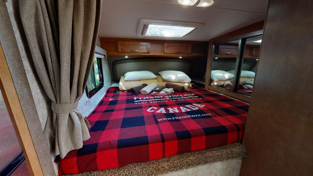 Truck Camper with Bunk-Slide-out Truck Camper with Bunk-Slide-out