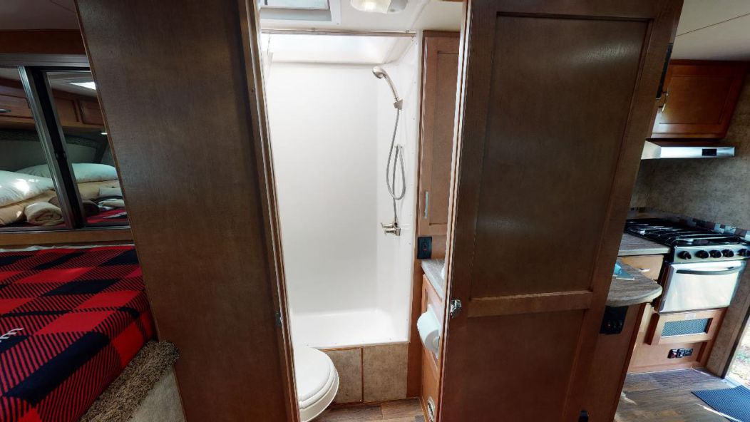 Truck Camper with Bunk-Slide-out Truck Camper with Bunk-Slide-out