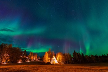 amazing-northern-lights-dancing-light-up-tipi-tepees-aurora-village-yellowknife