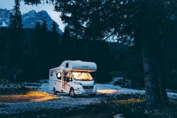 2021_sl_a70_fam-lux_lifestyle_outside